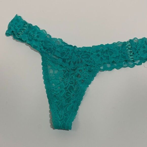 Victoria's Secret Lace Thong - Picture 1 of 5